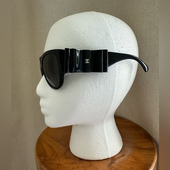 NWT Chanel Black Pilote Sunglasses with Bows on sides case and box included - Picture 6 of 17
